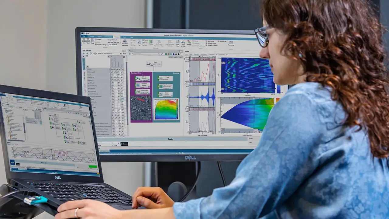 Ingénieure travaillant sur le logiciel solid edge avec graphiques et spectrogrammes sur double écran - digicad